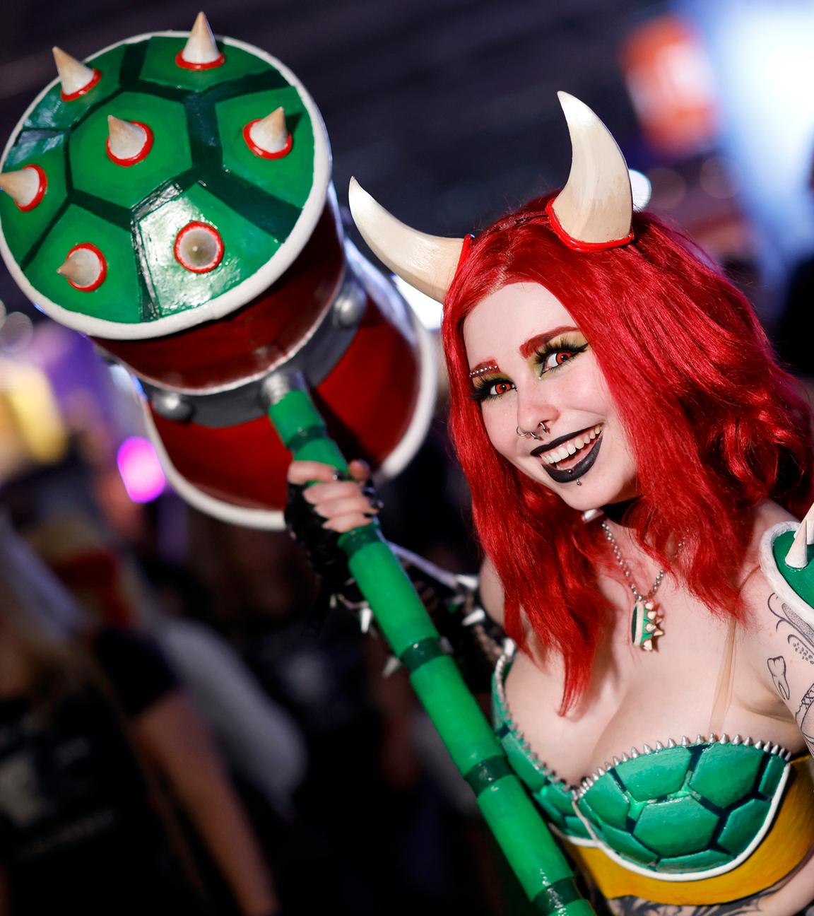 Eine Cosplayerin verkleidet als weibliche Bowser von Nintendo auf der Gamescom 2025.