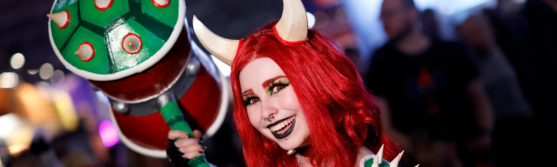 Eine Cosplayerin verkleidet als weibliche Bowser von Nintendo auf der Gamescom 2025.