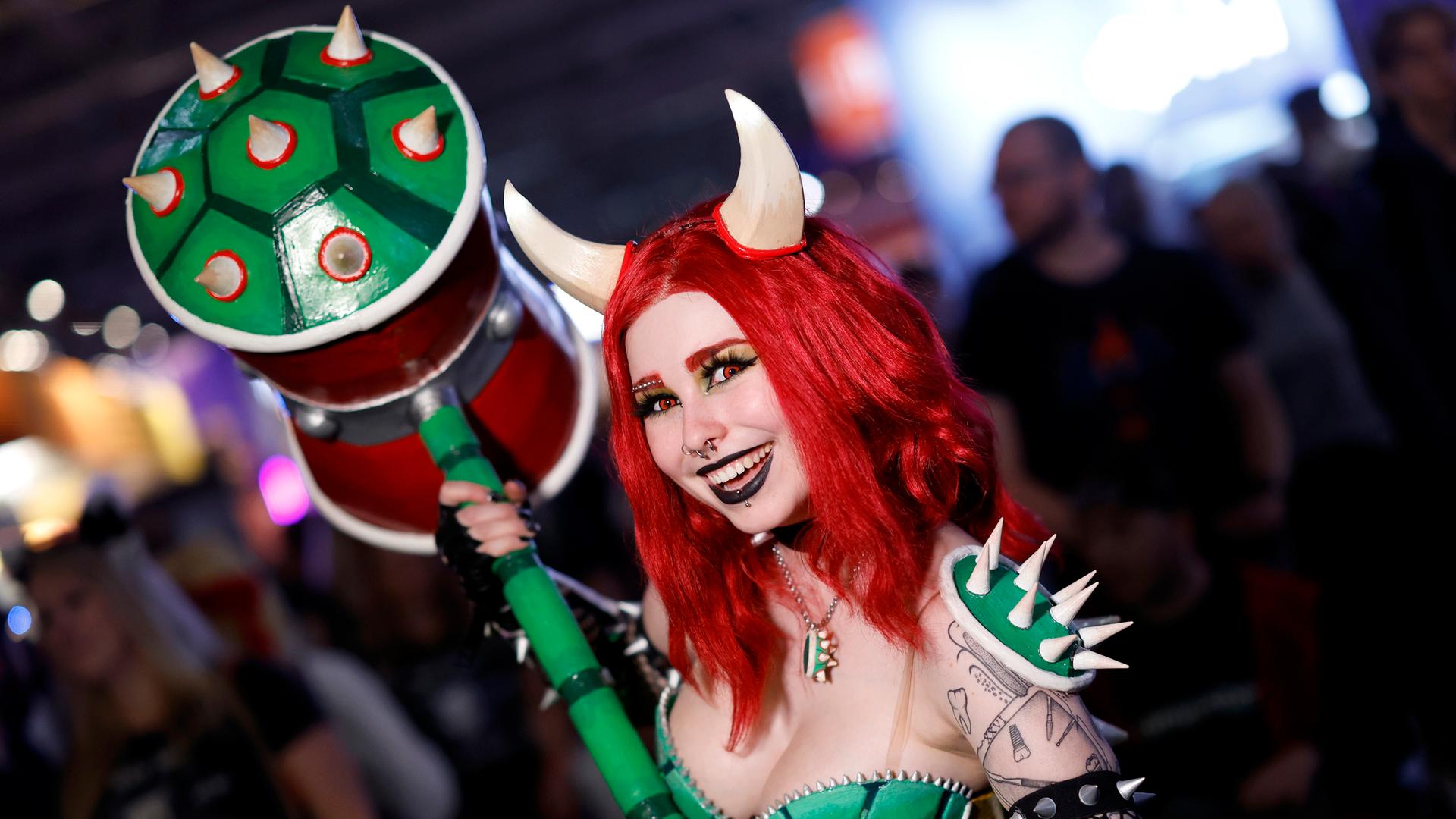 Eine Cosplayerin verkleidet als weibliche Bowser von Nintendo auf der Gamescom 2025.