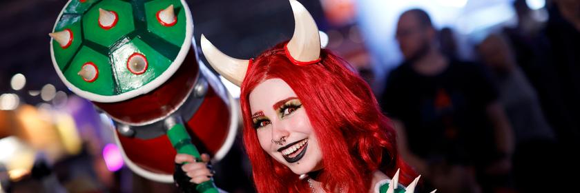 Eine Cosplayerin verkleidet als weibliche Bowser von Nintendo auf der Gamescom 2025.