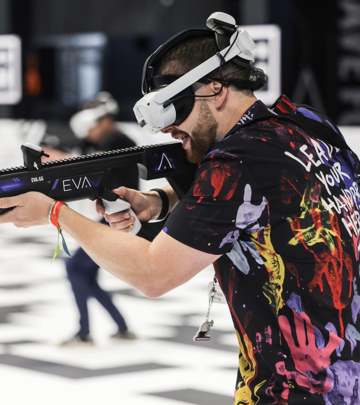 Besucher der Gamescom testen das 3D-Action-Adventure-Spiel «EVA» des brasilianischen Entwicklerstudios Overdrive Team. Die Computerspiele Messe Gamescom findet vom 20. bis 24. August 2025 auf dem Messegelände statt.