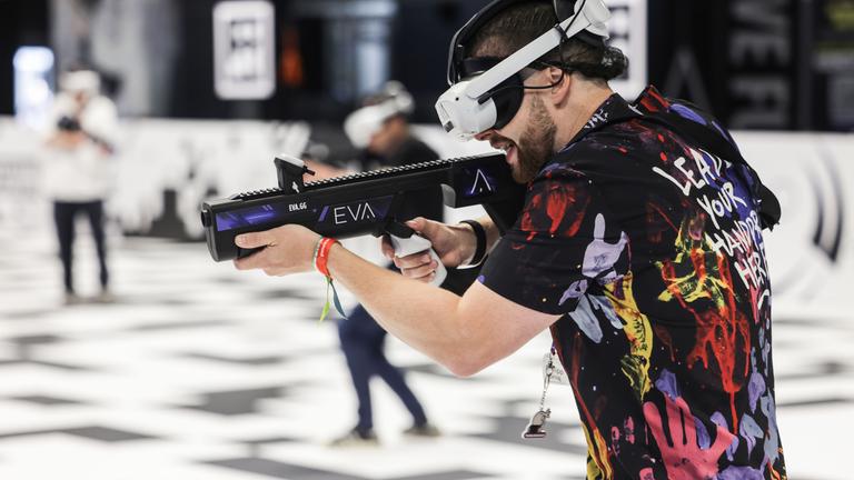 Besucher der Gamescom testen das 3D-Action-Adventure-Spiel «EVA» des brasilianischen Entwicklerstudios Overdrive Team. Die Computerspiele Messe Gamescom findet vom 20. bis 24. August 2025 auf dem Messegelände statt.