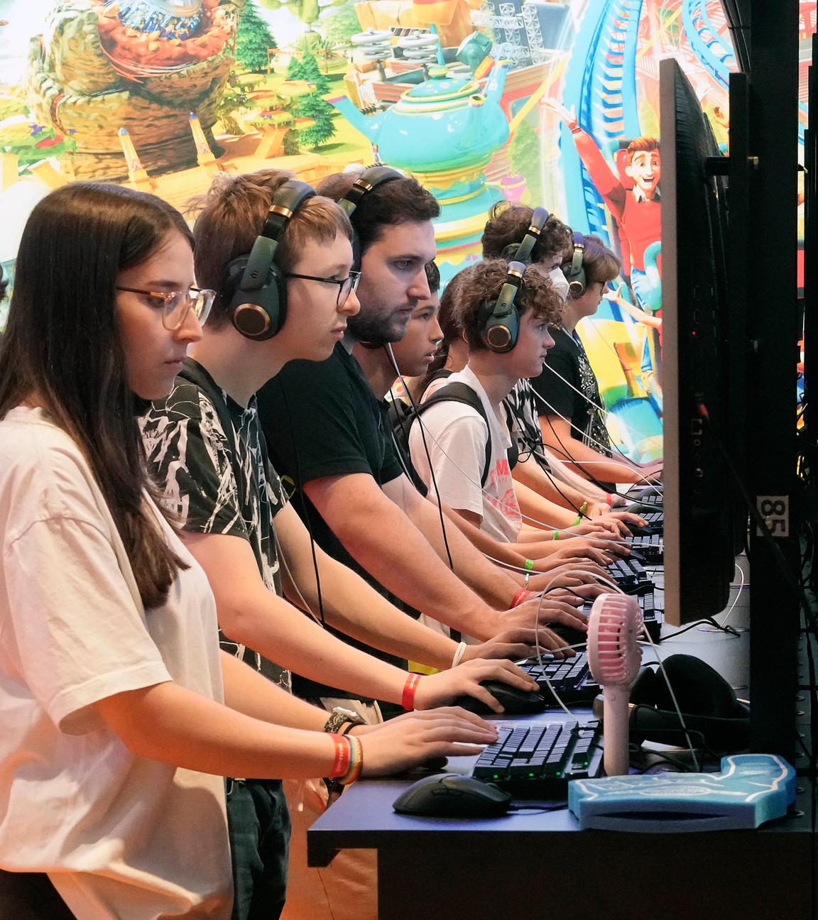 Besucher bei der Gamescom an Computern