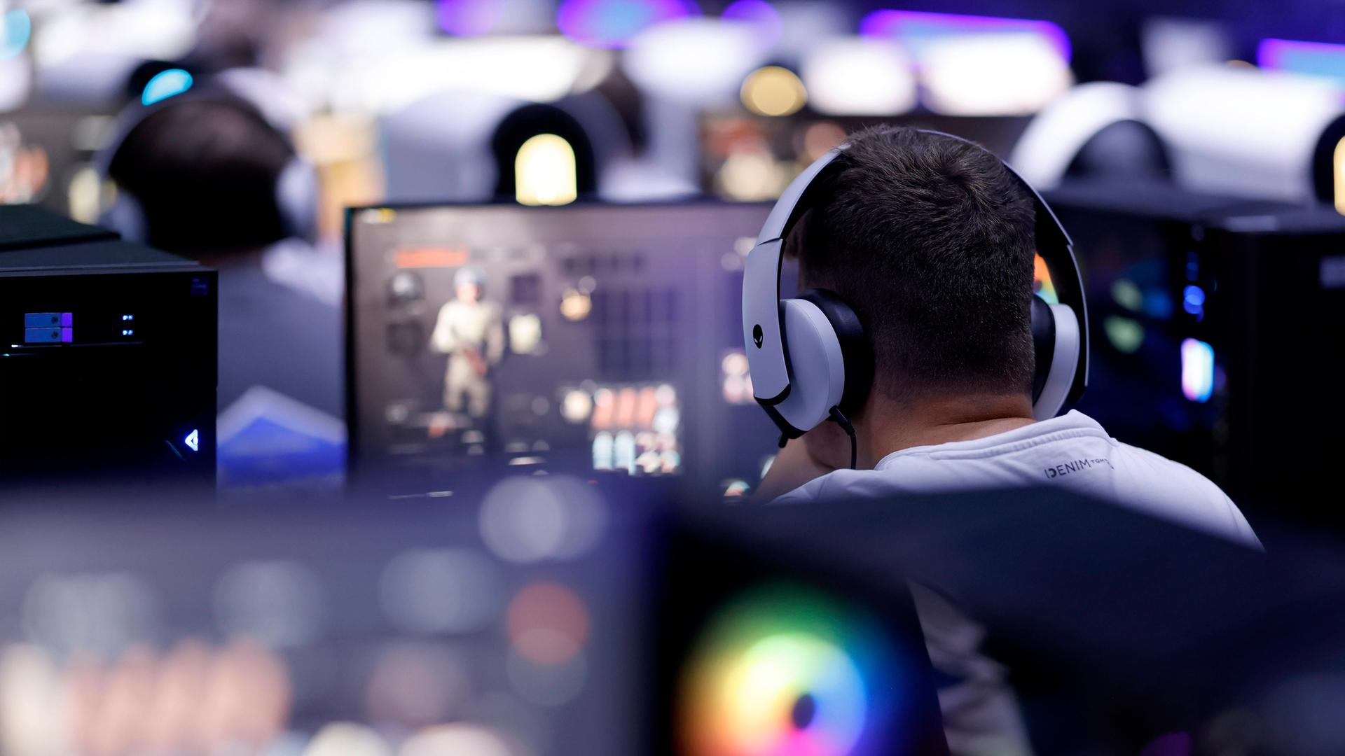 Symbolbild: Besucher testen ein Videospiel (Egoshooter) auf der Gamescom 2024.