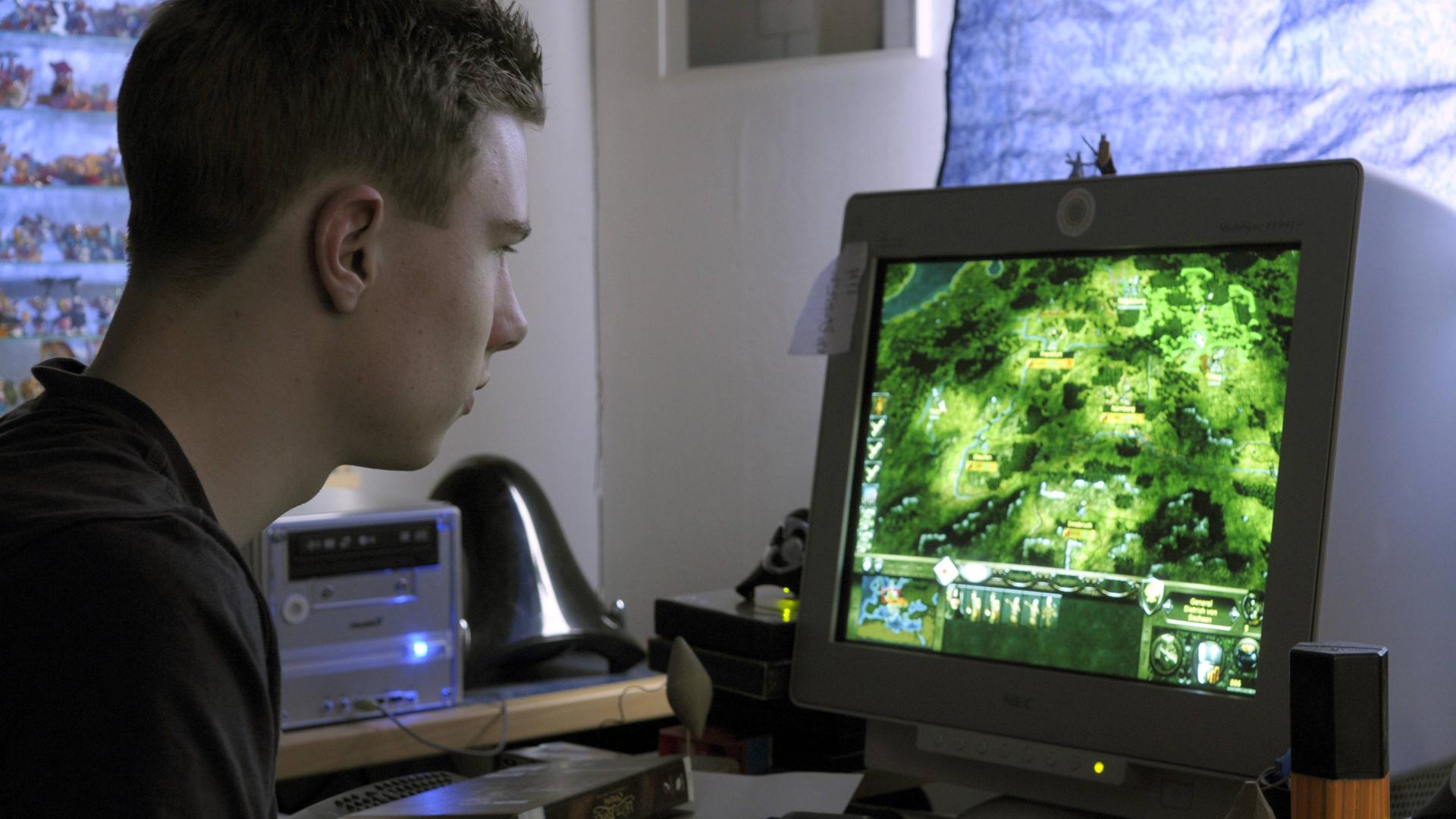 Jugendlicher beim Computerspielen