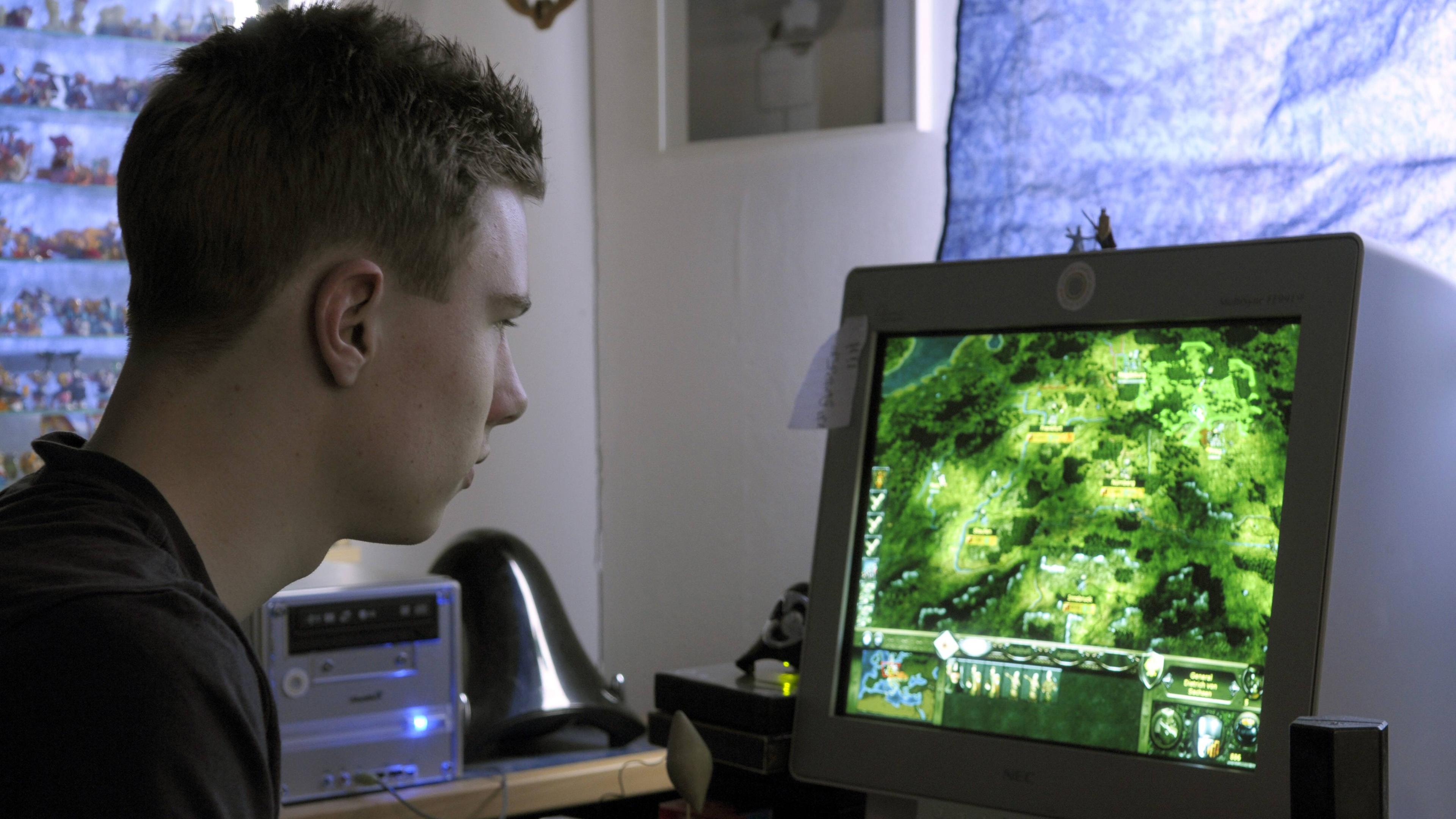 Jugendlicher beim Computerspielen