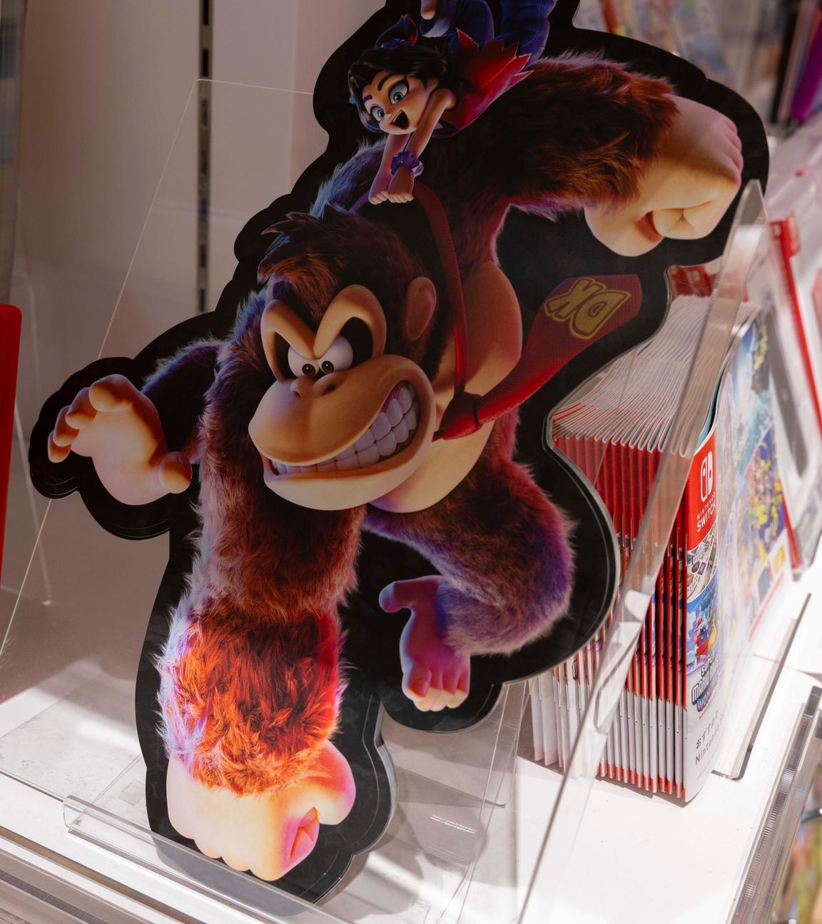 Das Nintendo Switch 2-Videospiel, Donkey Kong Bananza, ausgestellt im Nintendo-Laden in Shibuya.