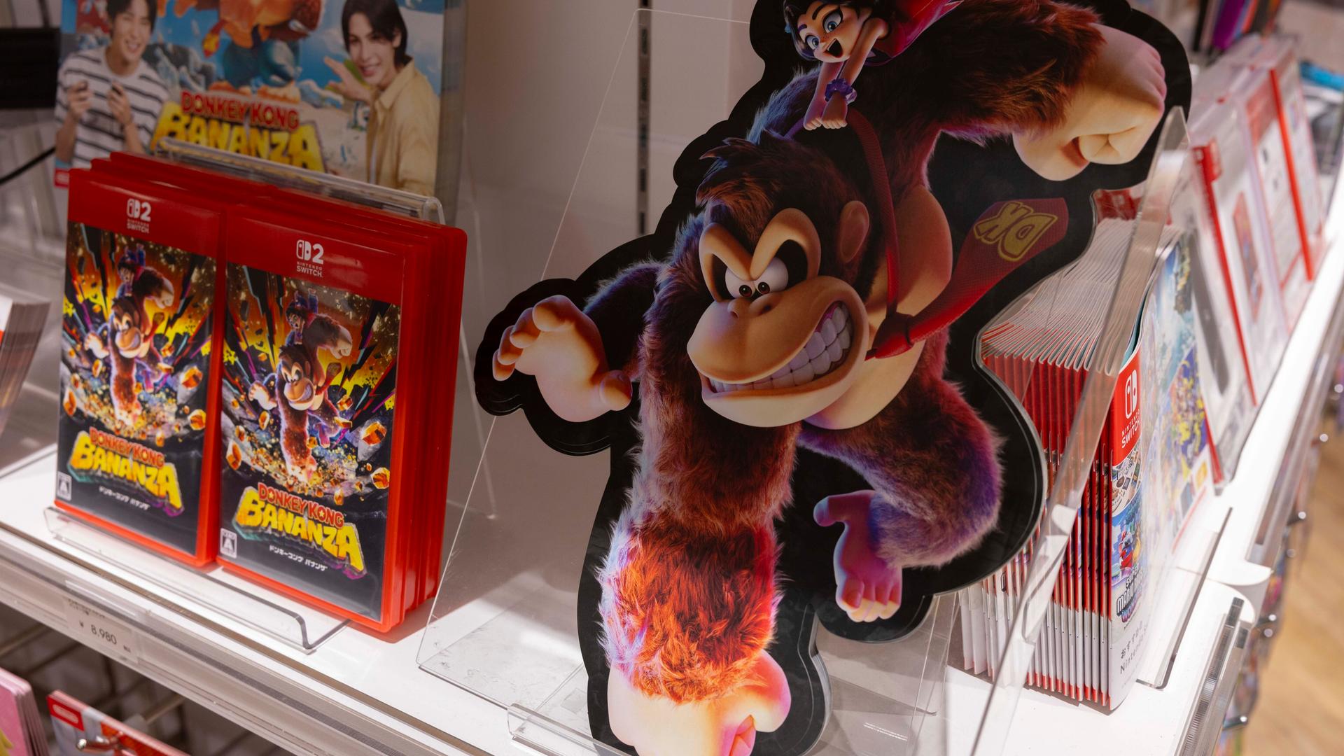 Das Nintendo Switch 2-Videospiel, Donkey Kong Bananza, ausgestellt im Nintendo-Laden in Shibuya.
