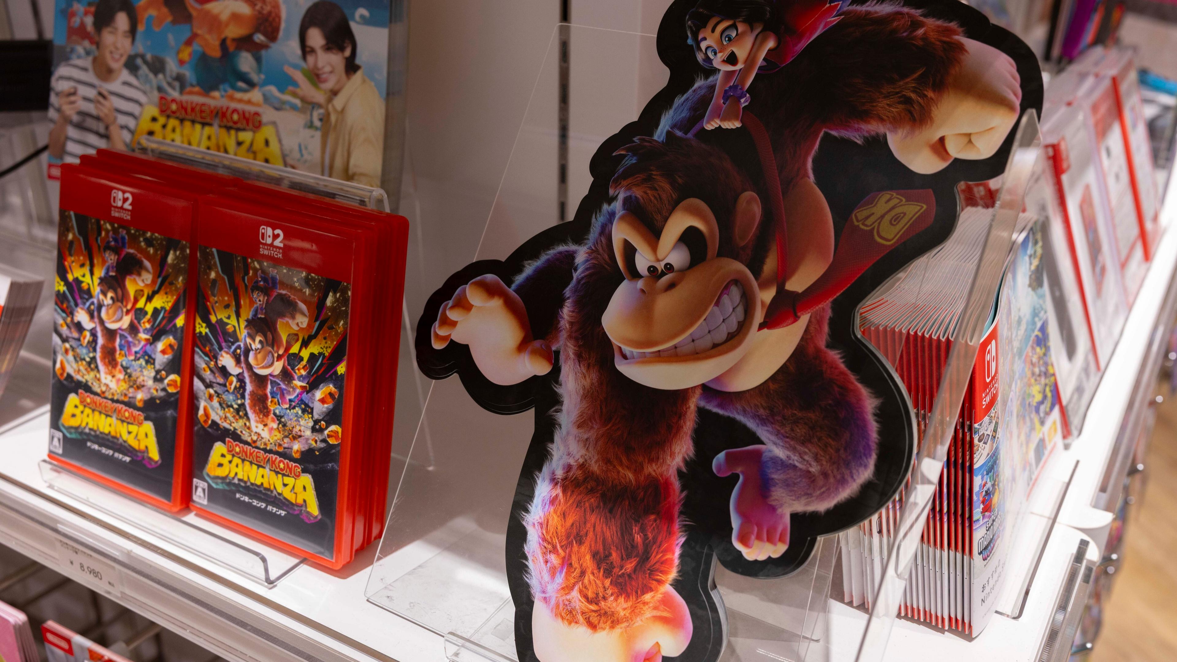 Das Nintendo Switch 2-Videospiel, Donkey Kong Bananza, ausgestellt im Nintendo-Laden in Shibuya.