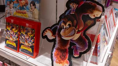 Das Nintendo Switch 2-Videospiel, Donkey Kong Bananza, ausgestellt im Nintendo-Laden in Shibuya.