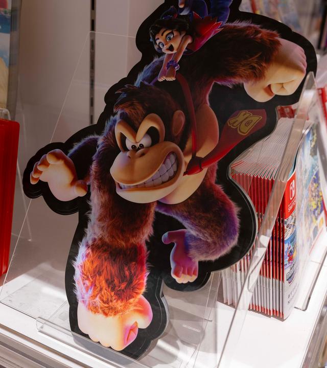 Das Nintendo Switch 2-Videospiel, Donkey Kong Bananza, ausgestellt im Nintendo-Laden in Shibuya.
