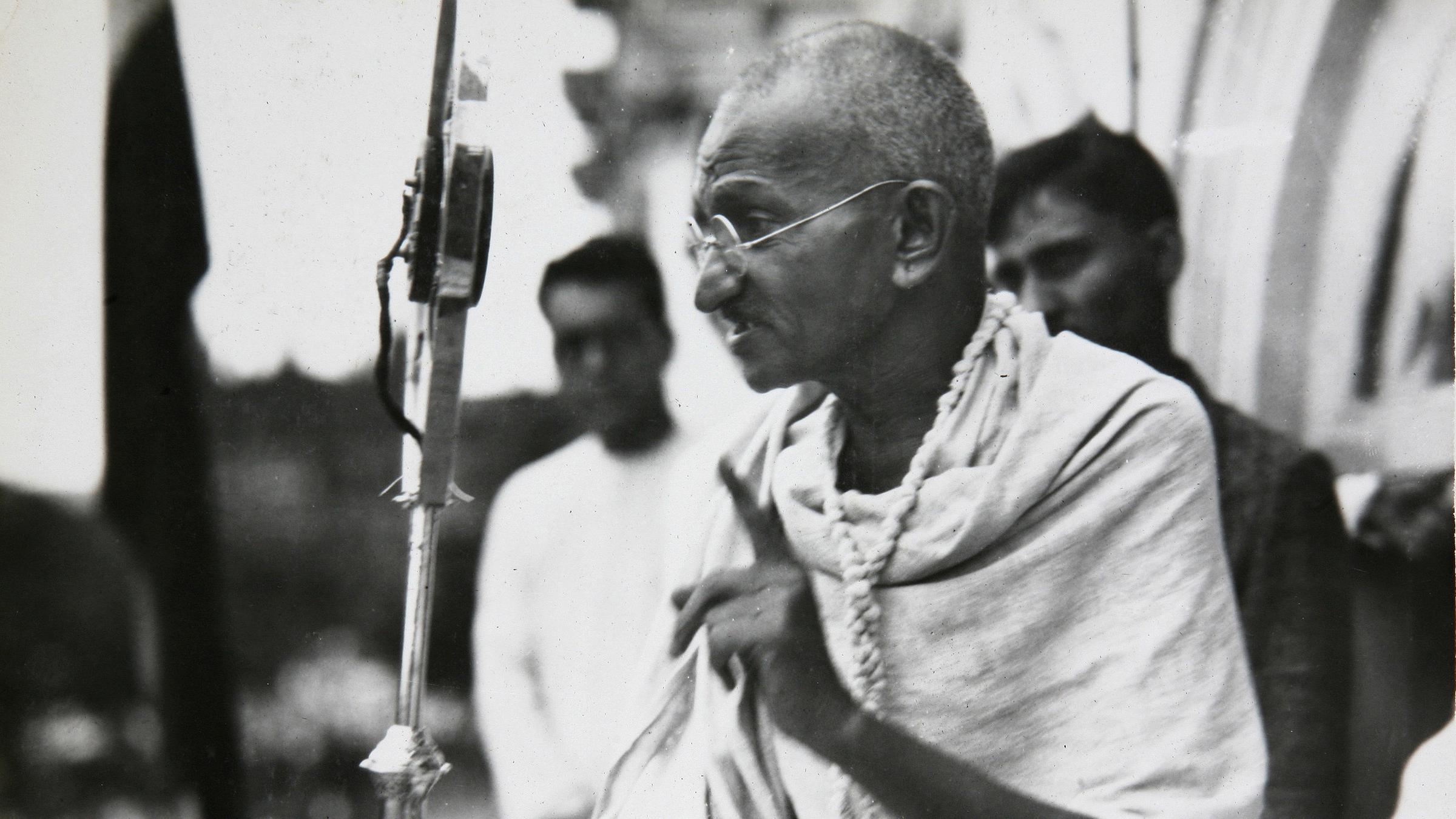 Gandhi spricht mit einer Menschenmenge in Indien - 1931