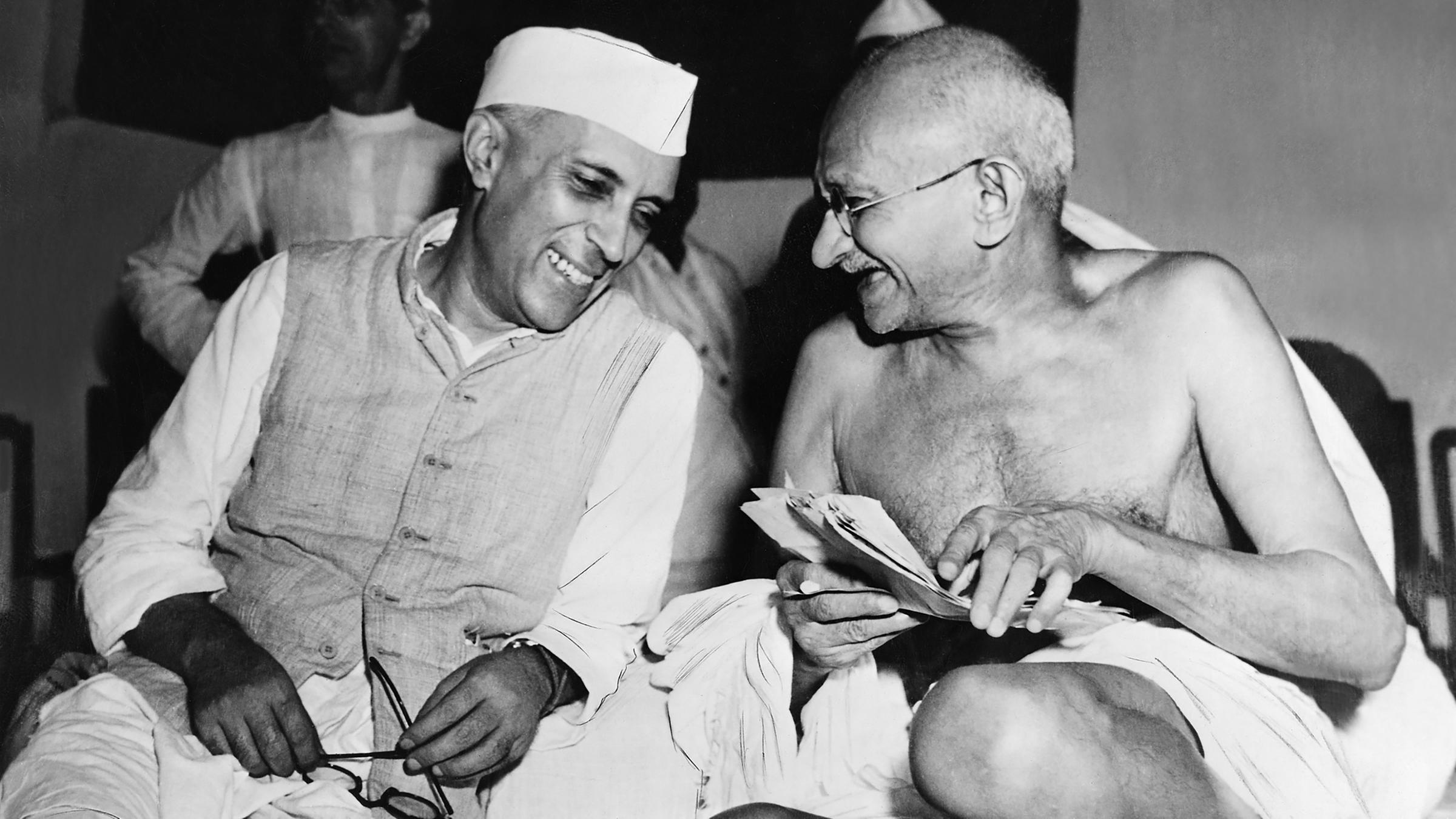 Gandhi - Führer der Unabhängigkeitsbewegung unterhält sich mit Jawaharlal Nehru