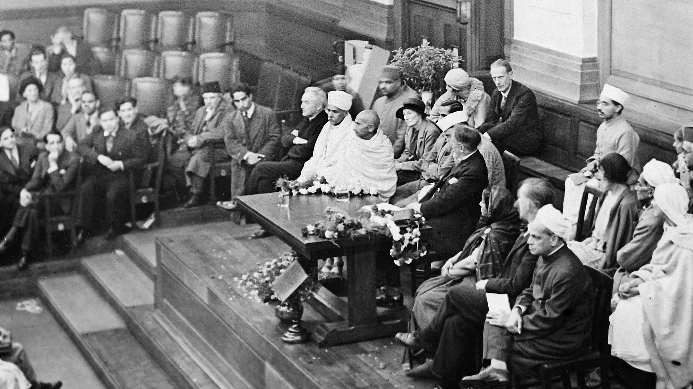 Gandhi in weissem Kleid und mit kahlen Kopf in London