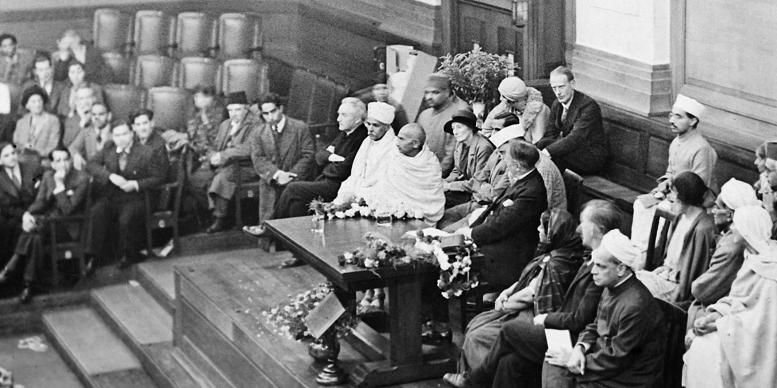 Gandhi in weissem Kleid und mit kahlen Kopf in London