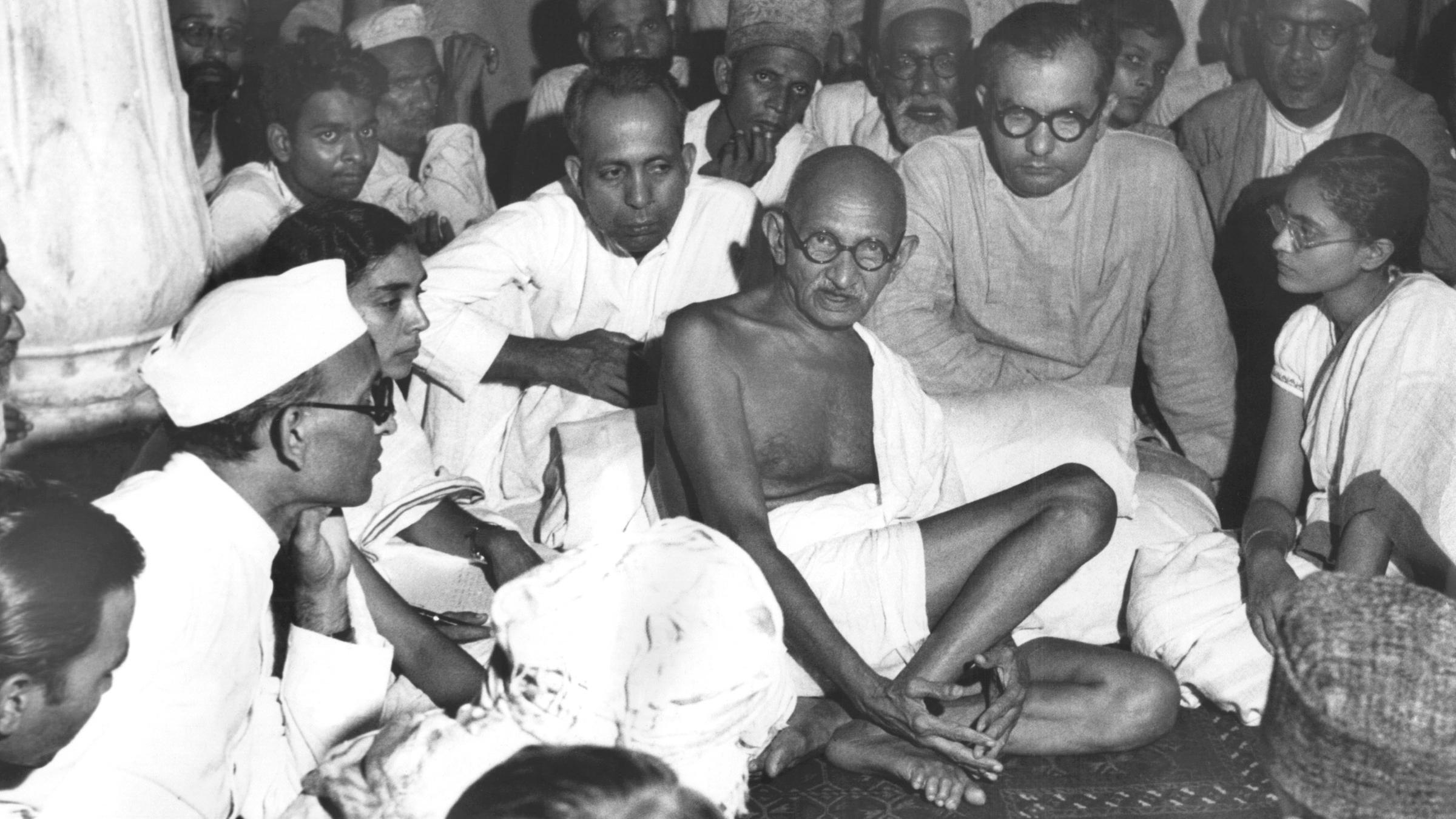 gandhi, mahatma mit anhaengern