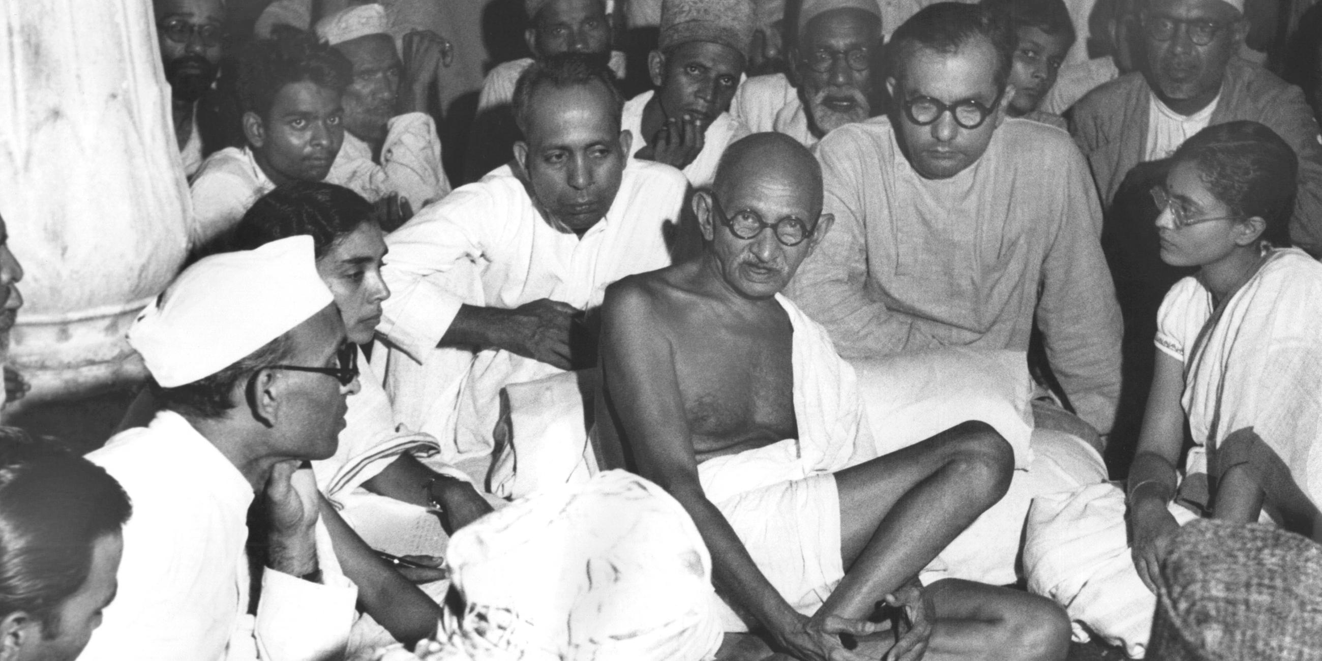 gandhi, mahatma mit anhaengern