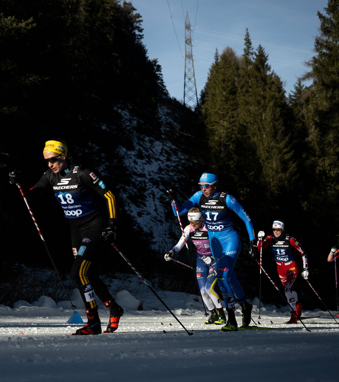 Im Langlauf der Tour de Ski in Toblach erklimmen Caterina Ganz, Pia Fink und Frida Karlsson den Berg