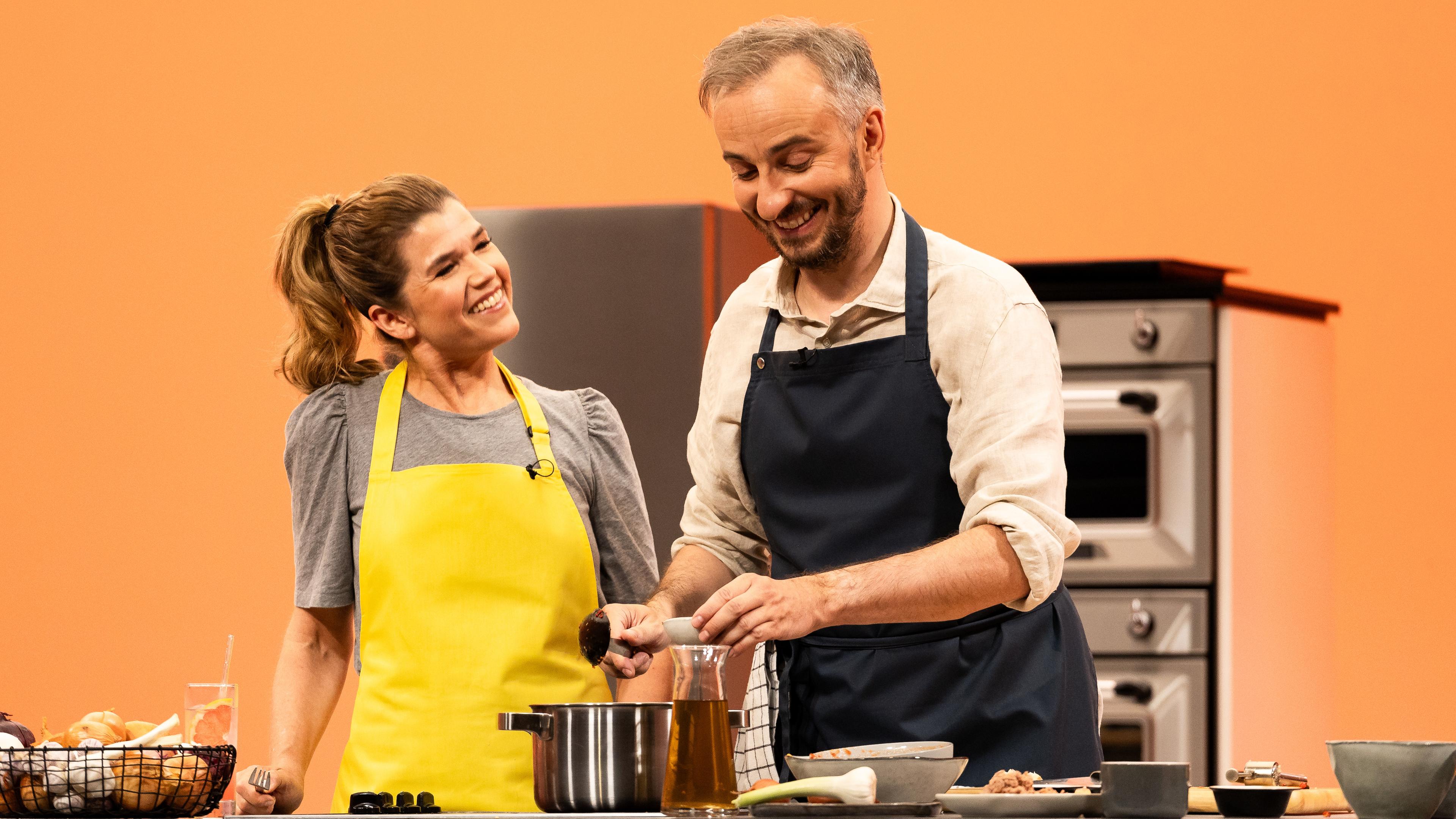 Comedienne Anke Engelke zu Gast im ZDFneo Kochtalk "Böhmi brutzelt" mit Jan Böhmermann