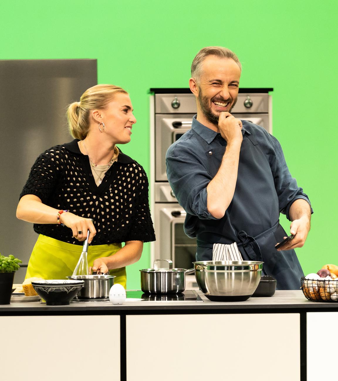 Fußballspielerin Laura Freigang zu Gast im ZDFneo Kochtalk "Böhmi brutzelt" mit Jan Böhmermann