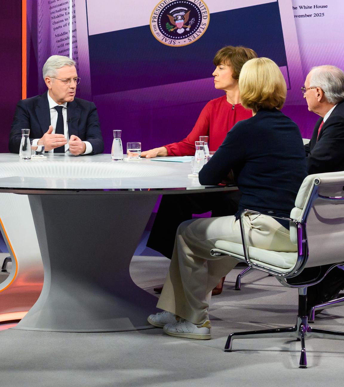 von links: Claudia Major, Norbert Röttgen, Maybrit Illner, Wolfgang Ischinger, Katrin Eigendorf. Schalte: Ben Hodges, Vitali Klitschko