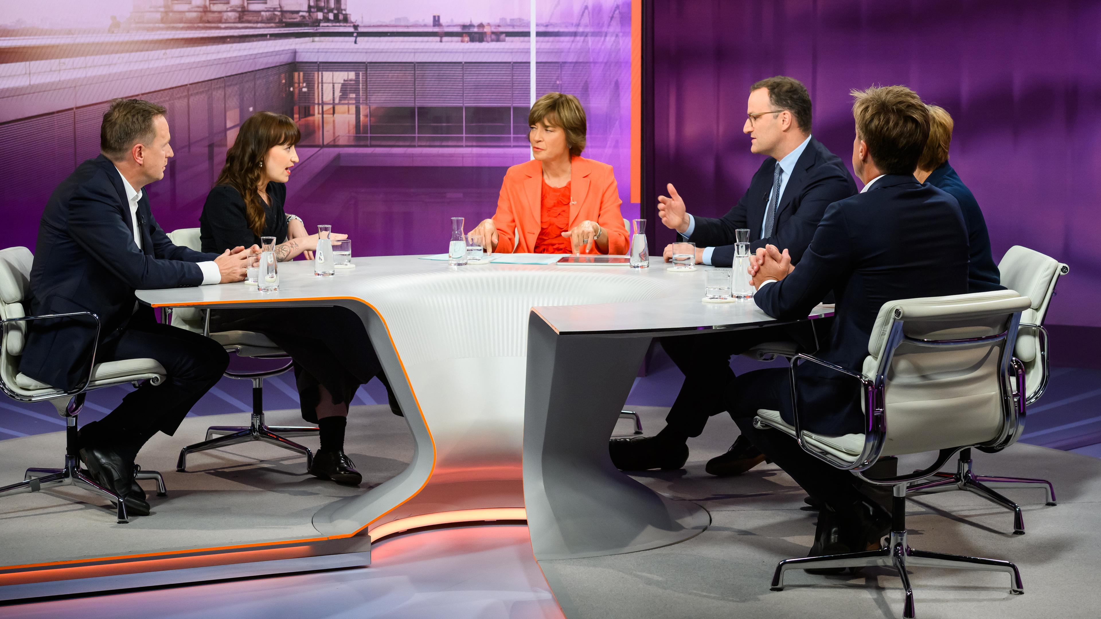 von links.: Jens Südekum, Heidi Reichinnek, Maybrit Illner, Jens Spahn, Markus Feldenkirchen, Veronika Grimm