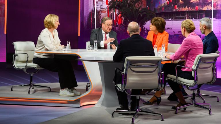 von links: Katrin Eigendorf, Armin Laschet, Maybrit Illner, Michel Abdollahi, Stormy-Annika Mildner, Hans-Jakob Schindler