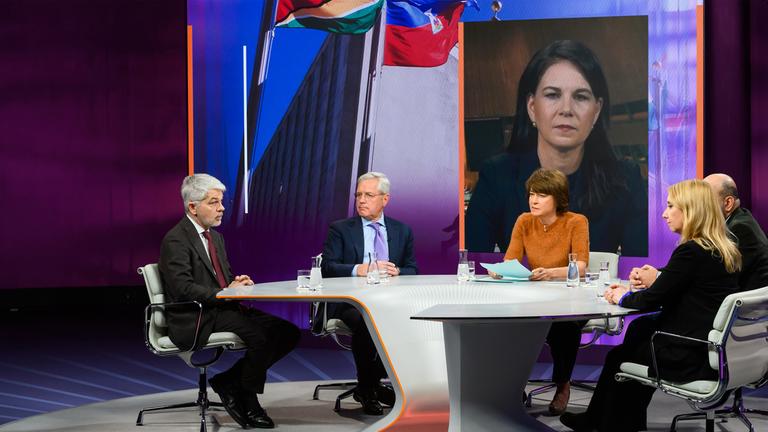 Zu Gast bei Maybrit Illner sind Annalena Baerbock, Präsidentin der UN-Vollversammlung, der stellevertretende Vorsitzende der Unionsfraktion Norbert Röttgen, Bundestagsvizepräsident Omid Nouripour (B´90/Die Grünen), der Militärexperte Carlo Masala, Politikwissenschafter Peter Rough und die Journalistin Melanie Amann.