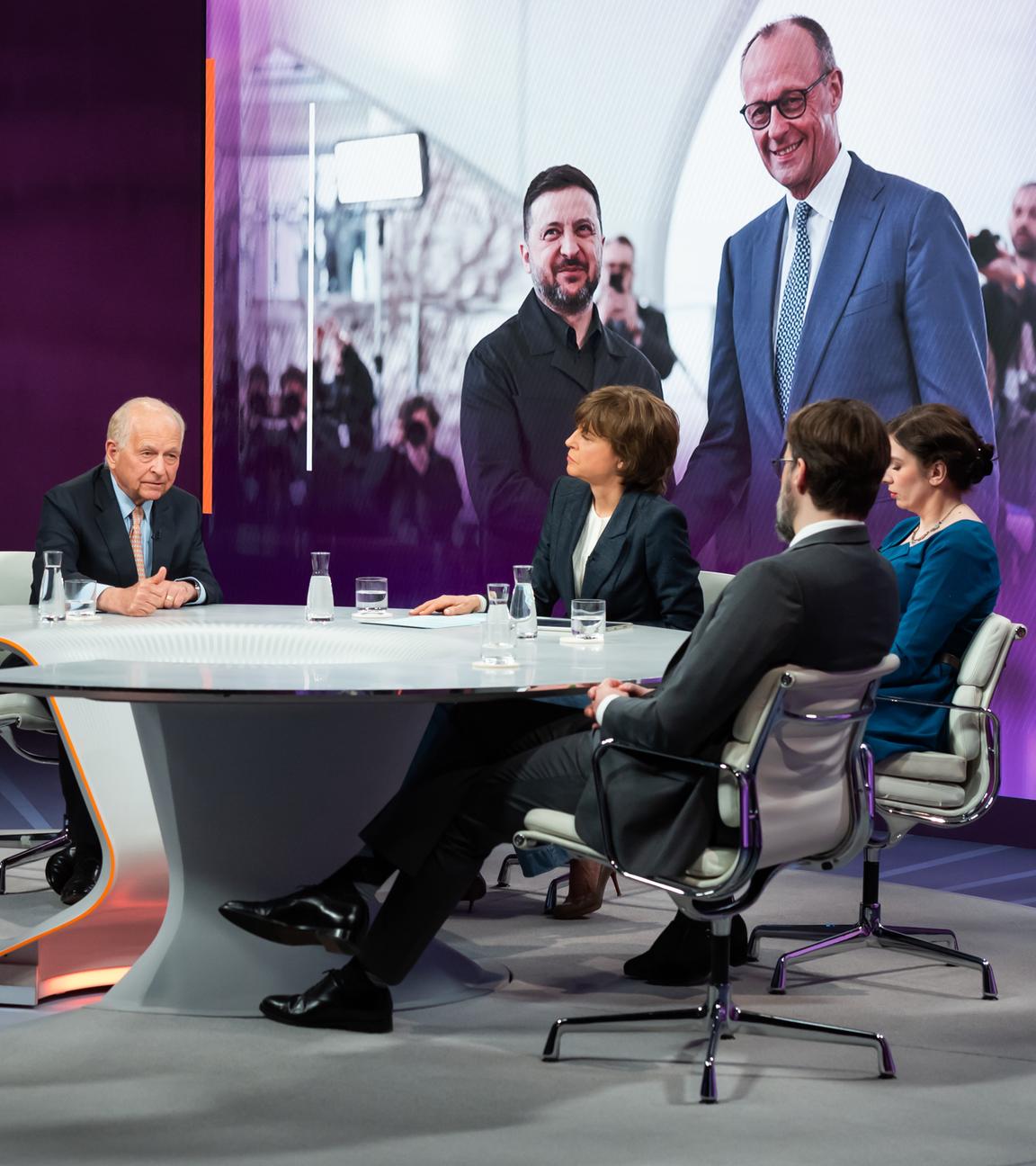 v.l.: Wolfgang Ischinger, Maybrit Illner, Marina Weisband, Frank Sauer. Eingespielt: Wolodymyr Selenskyj