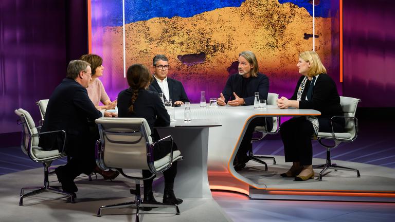 Maybrit Illner und ihre Gäste:  Armin Laschet, Kateryna Miščenko, Sigmar Gabriel, Richard David Precht und Liana Fix