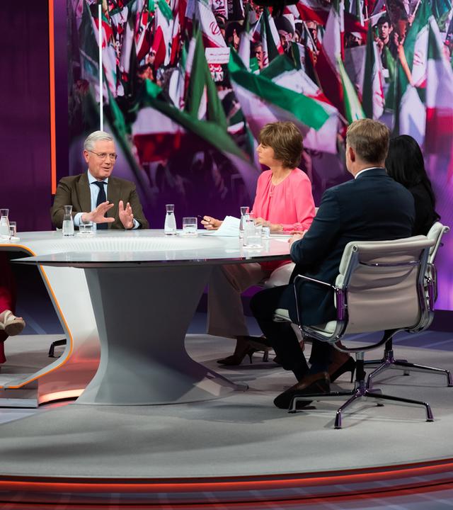 v.l.: Nicole Deitelhoff, Norbert Röttgen, Maybrit Illner, Minu Barati, Guido Steinberg, zugeschaltet: Elmar Theveßen