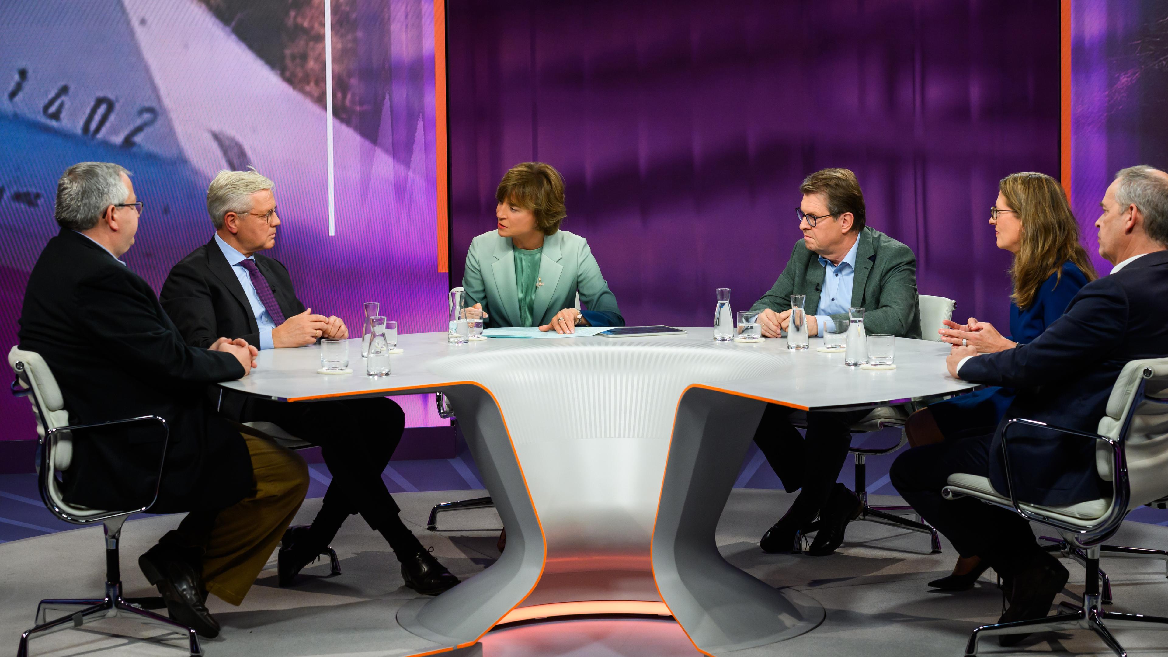 von links: Rüdiger Bachmann, Norbert Röttgen, Maybrit Illner, Ralf Stegner, Susanne Wiegand, Johannes Hano