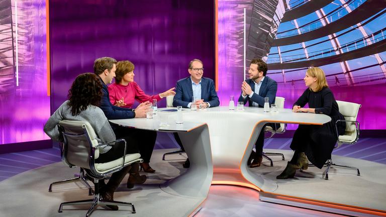 Von links: Juli Zeh, Lars Klingbeil, Maybrit Illner, Alexander Dobrindt, Felix Banaszak, Helene Bubrowski