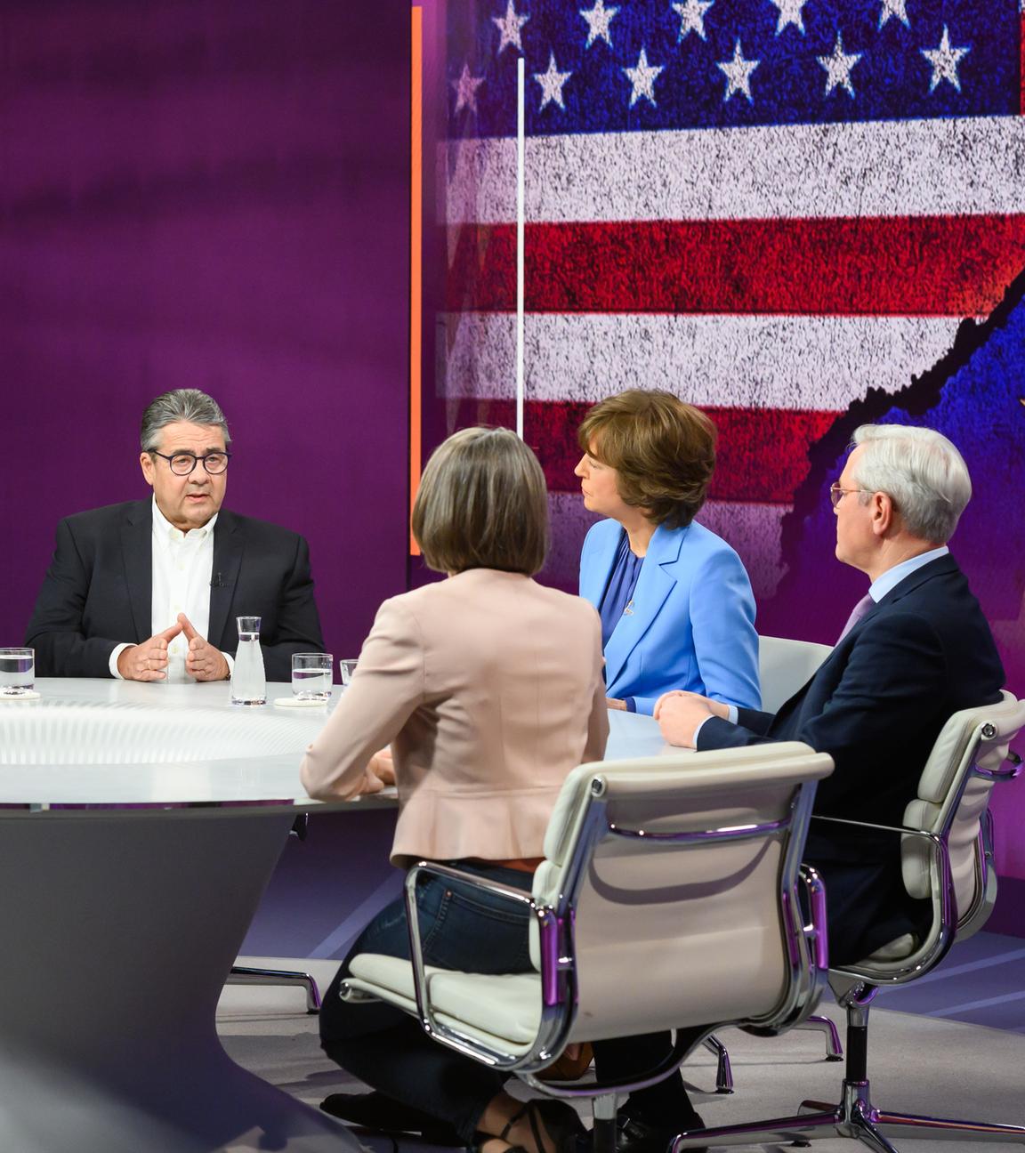 An einem runden Tisch sitzen von links: Katrin Eigendorf, Sigmar Gabriel, Maybrit Illner, Norbert Röttgen und Claudia Major.