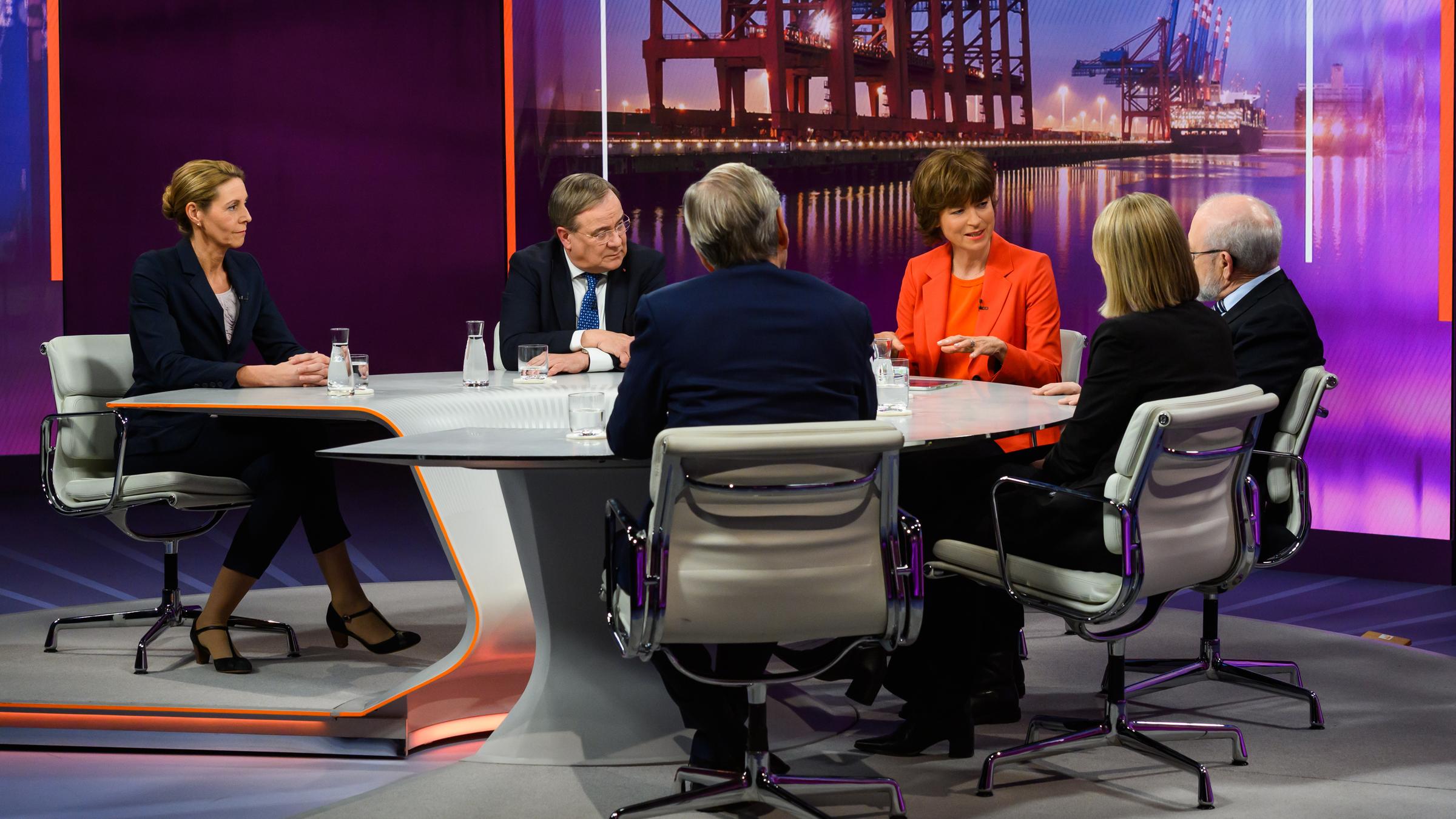 Maybrit Illner und ihre Gäste Stormy-Annika Mildner, Armin Laschet, Herfried Münkler, Sarah Pagung und Claus Kleber im Studio