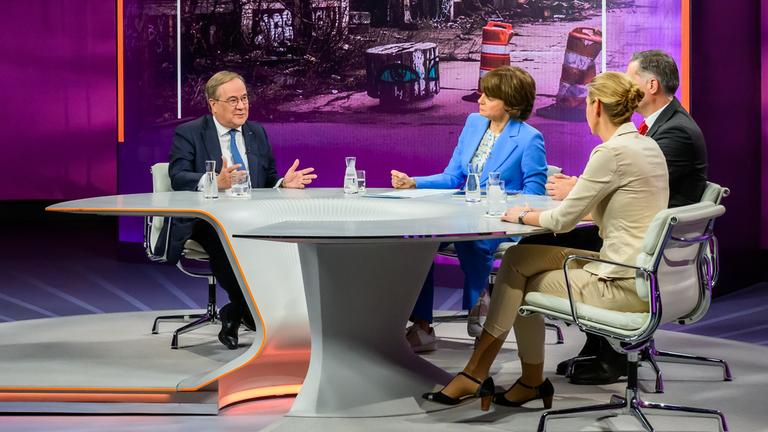 Zu Gast bei Maybrit Illner: Armin Laschet, Maybrit Illner, Frederik Pleitgen, Stormy-Annika Mildner, Michael Mittermeier