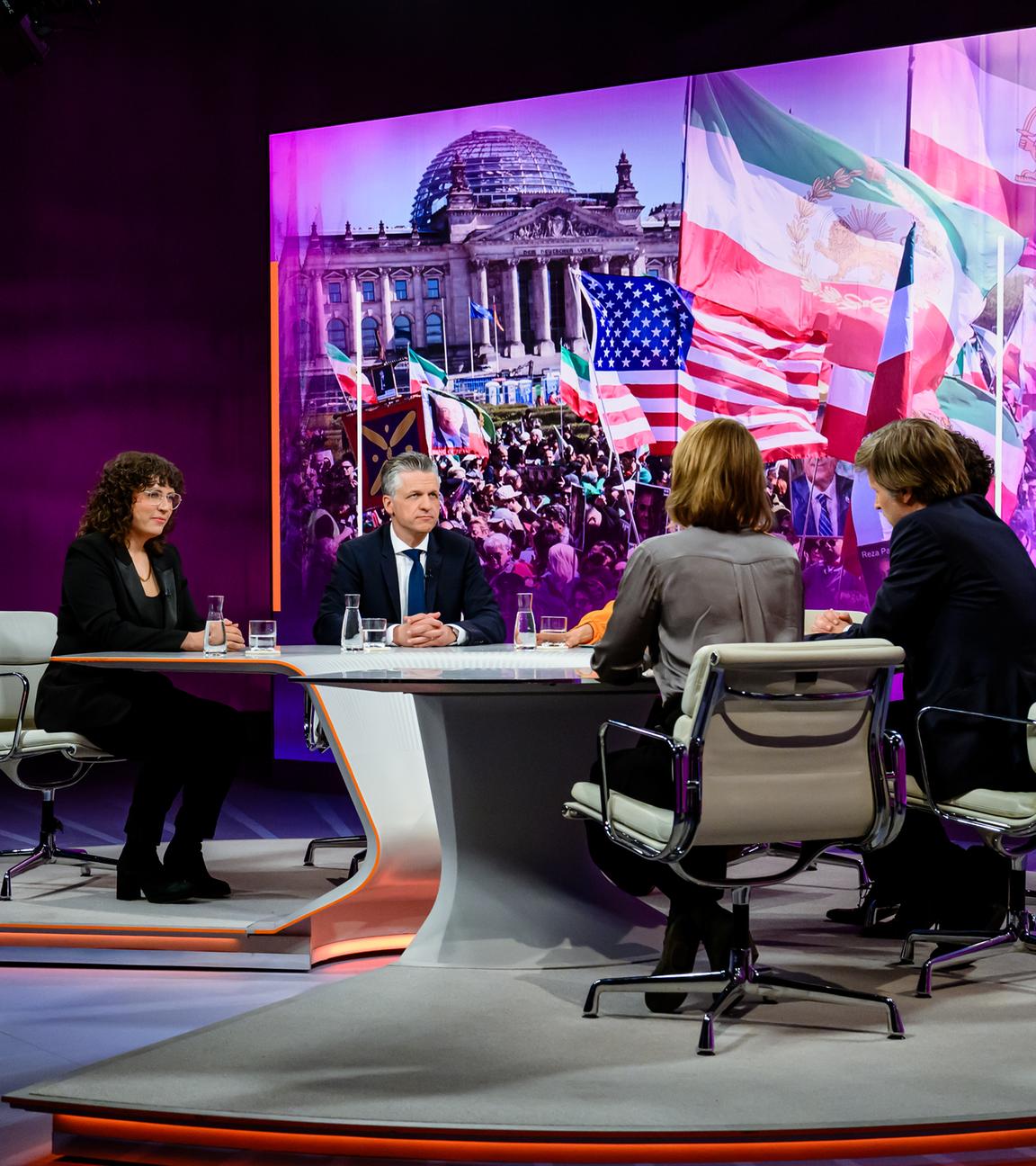 Von links: Isabella M. Weber, Thorsten Frei, Maybrit Illner, Felix Banaszak, Moritz Schularick, Helene Bubrowski