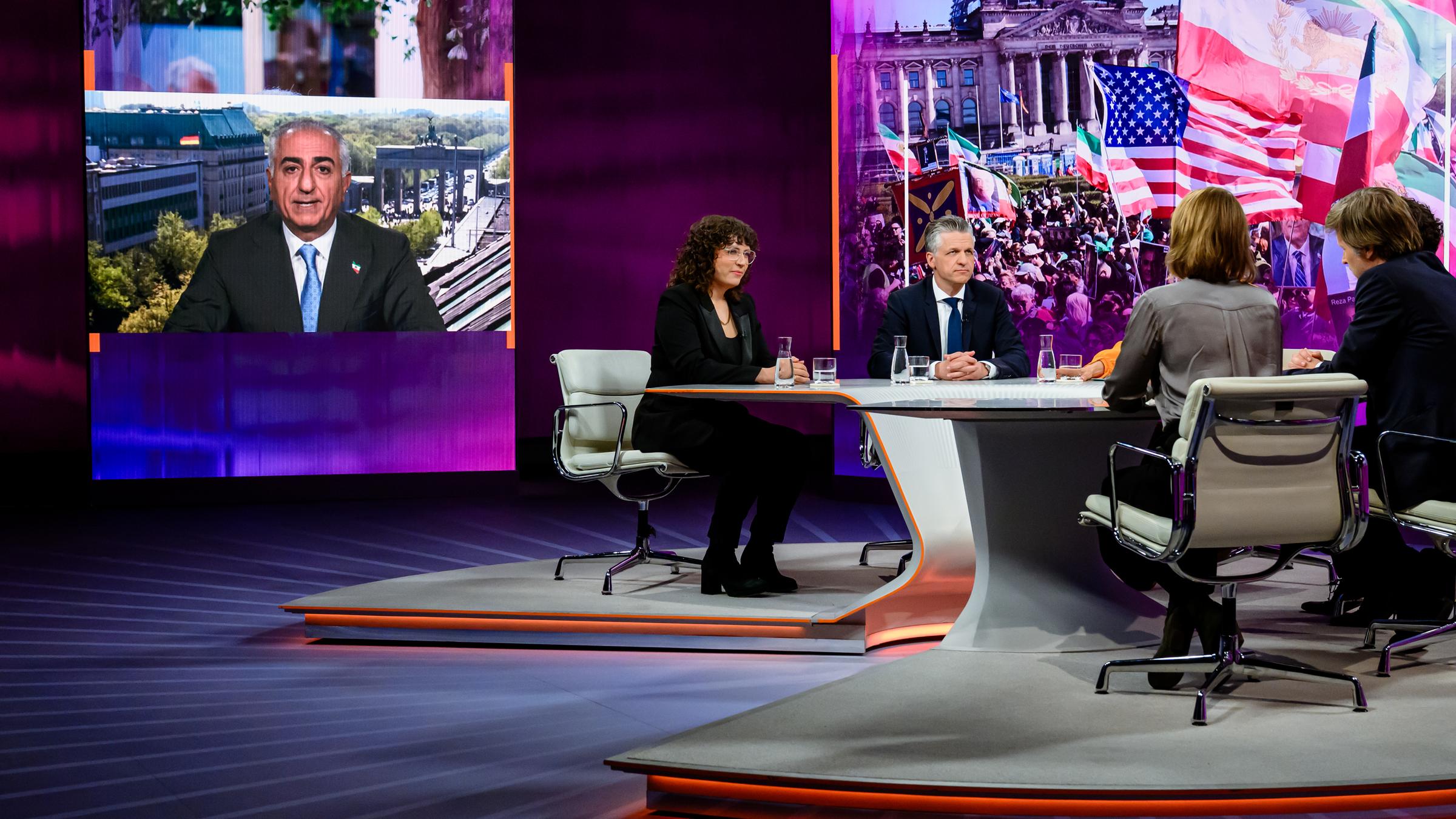 Von links: Isabella M. Weber, Thorsten Frei, Maybrit Illner, Felix Banaszak, Moritz Schularick, Helene Bubrowski