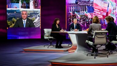 Von links: Isabella M. Weber, Thorsten Frei, Maybrit Illner, Felix Banaszak, Moritz Schularick, Helene Bubrowski