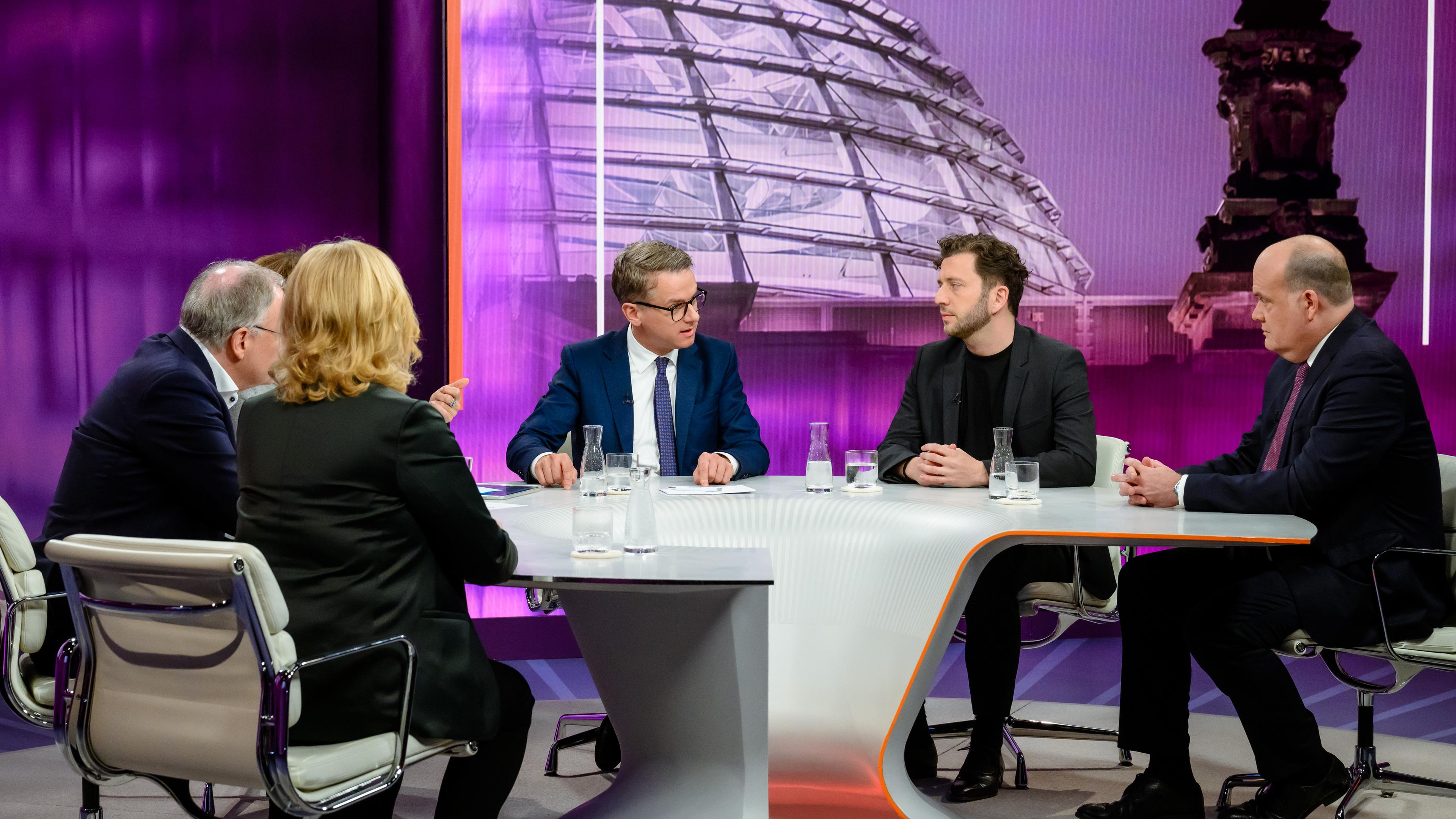 Von links: Stephan Weil, Eva Quadbeck, Carsten Linnemann, Felix Banaszak, Robin Alexander