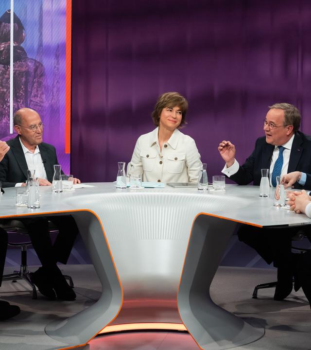 v.l.: Annett Meiritz, Rüdiger Lucassen, Gregor Gysi, Maybrit Illner, Armin Laschet, Sergey Lagodinsky, Liana Fix