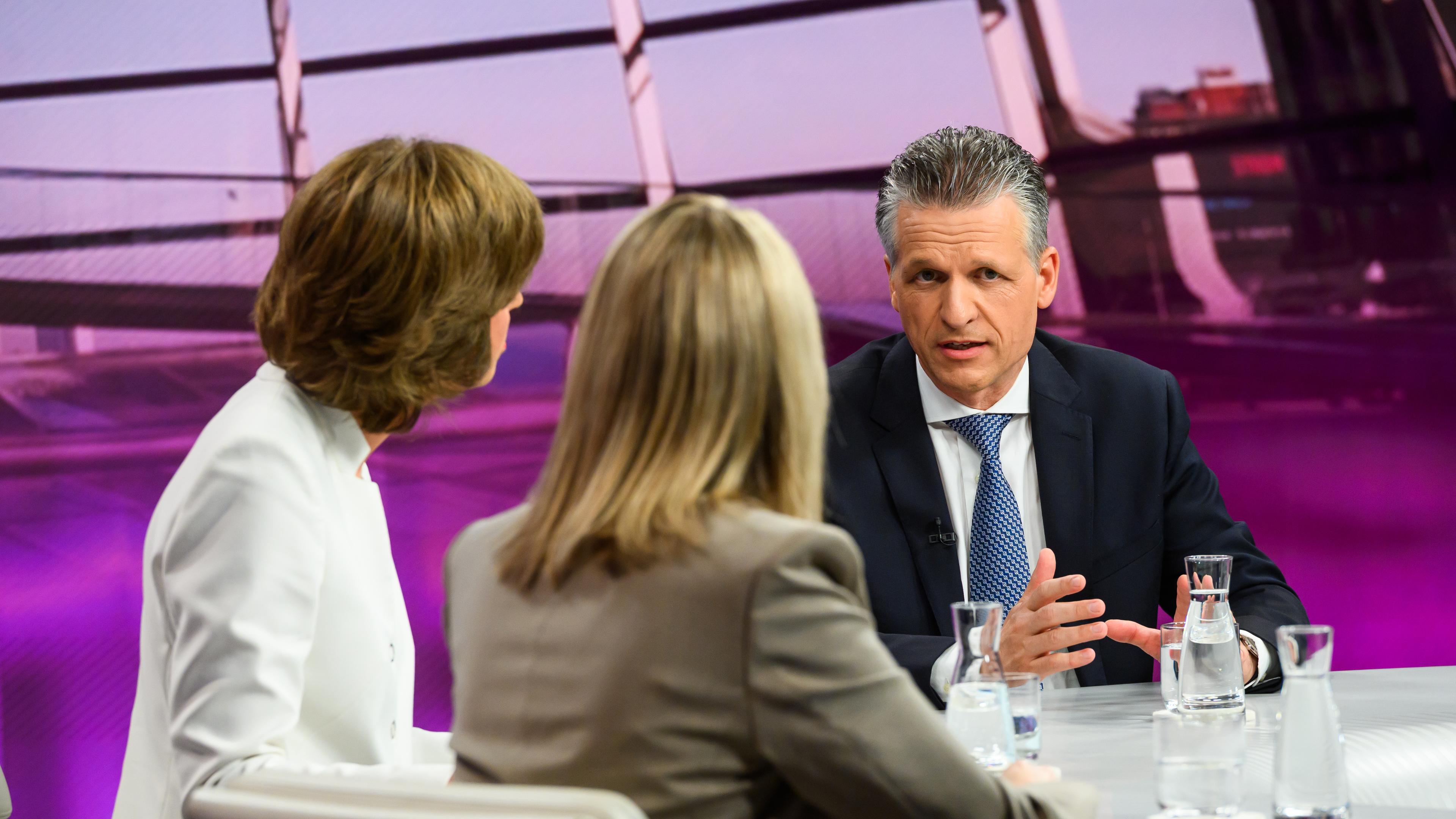 von links.: Robin Alexander, Verena Hubertz, Maybrit Illner, Thorsten Frei, Monika Schnitzer