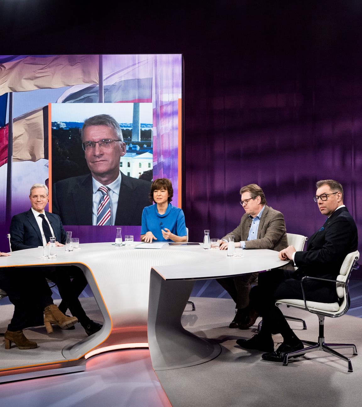Zu Gast bei Maybrit Illner sind der stellvertretende CDU-Fraktionschef Norbert Röttgen, SPD-Außenpolitiker Ralf Stegner, Oleksii Makeiev, Botschafter der Ukraine in Deutschland, und die Friedens- und Konfliktforscherin Nicole Deitelhoff.