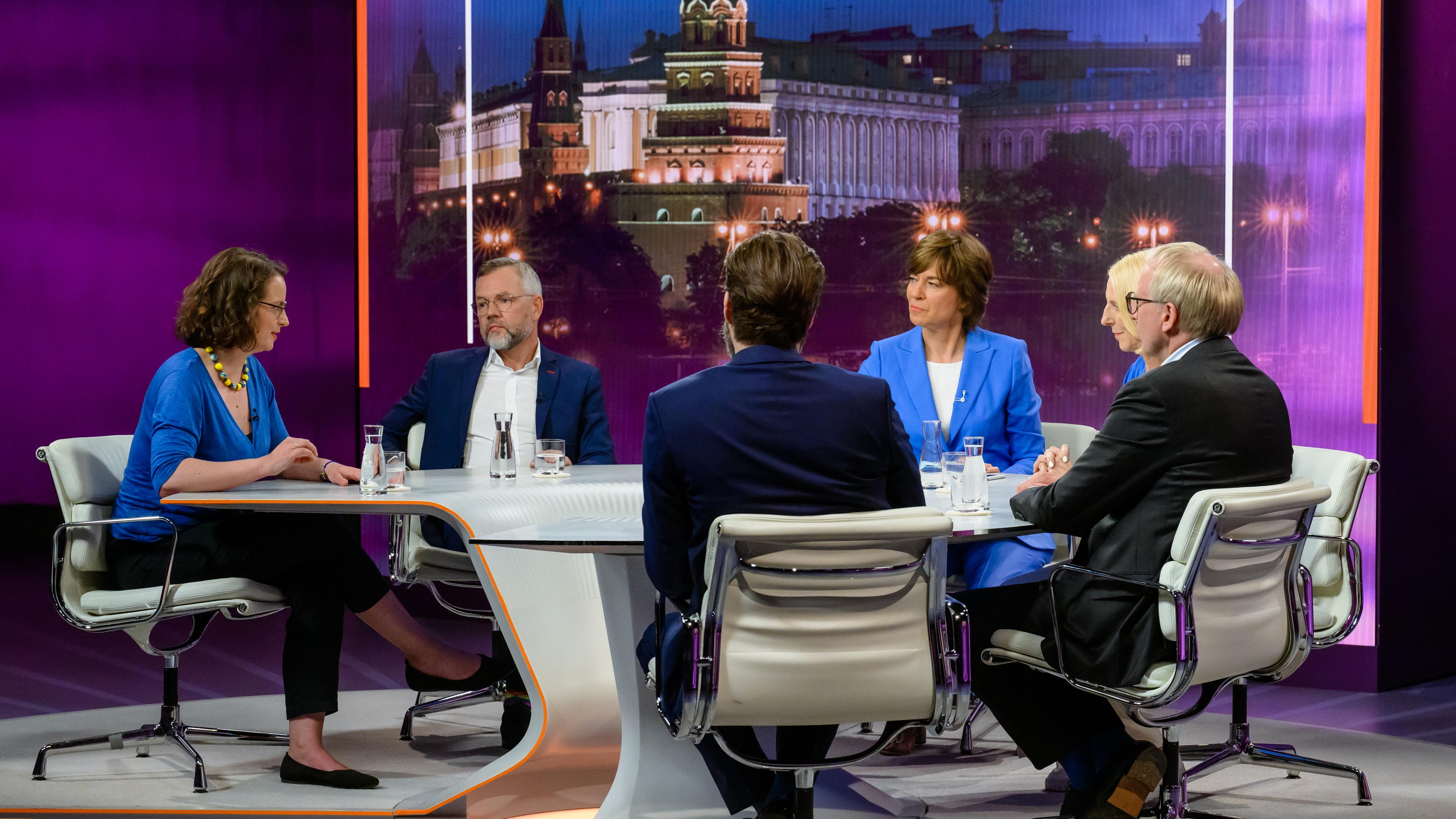 Von links: Fraziska Davies, Michael Roth, Frank Sauer, Maybrit Illner, Katrin Eigendorf, Johannes Varwick