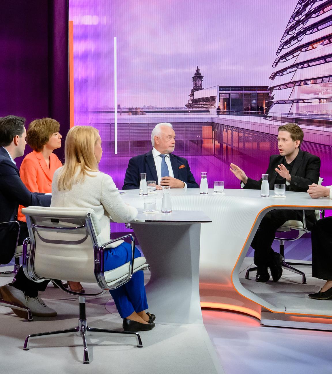 Maybrit Illner diskutiert im Studio mit Johannes Winkel, Wolfgang Kubicki, Kevin Kühnert, Melanie Amann, Helena Melnikov