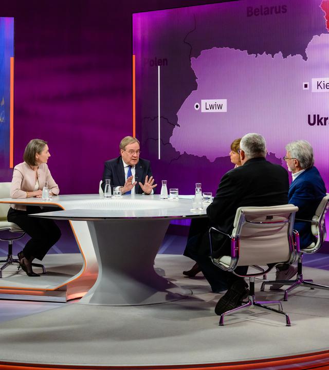 Von links: Claudia Major, Armin Laschet, Maybrit Illner, Rüdiger Bachmann, Wolfgang Merkel