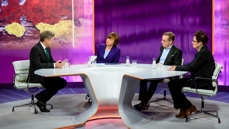 Von links: Robert Habeck, Maybrit Illner, Michael Hüther, Nicole Deitelhoff