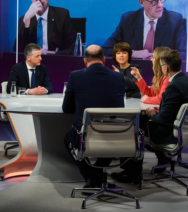 v.l.: Yasmin Fahimi, Thorsten Frei, Maybrit Illner, Katharina Dröge, Michael Hüther, Robin Alexander