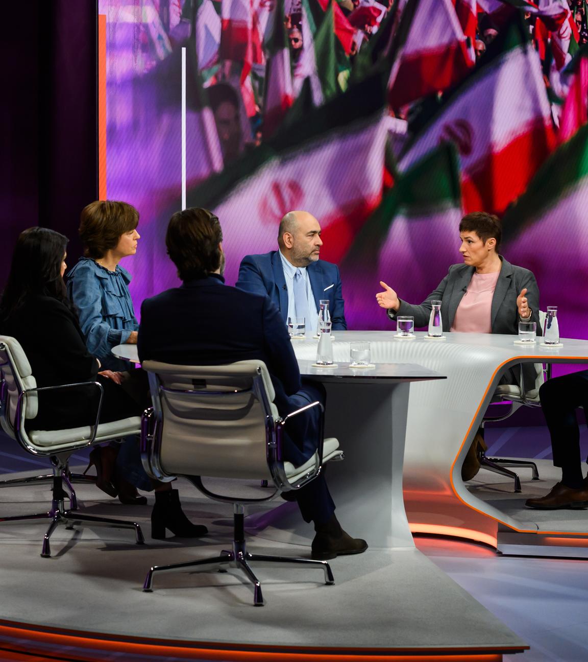 Zu Gast bei Maybrit Illner im Studio: v.l. Frank Sauer, Mariam Claren, Omid Nouripour, Nicole Deitelhoff, Guido Steinberg