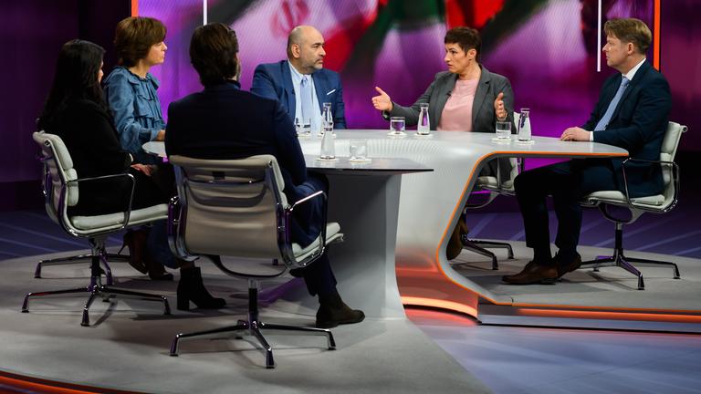 Zu Gast bei Maybrit Illner im Studio: v.l. Frank Sauer, Mariam Claren, Omid Nouripour, Nicole Deitelhoff, Guido Steinberg